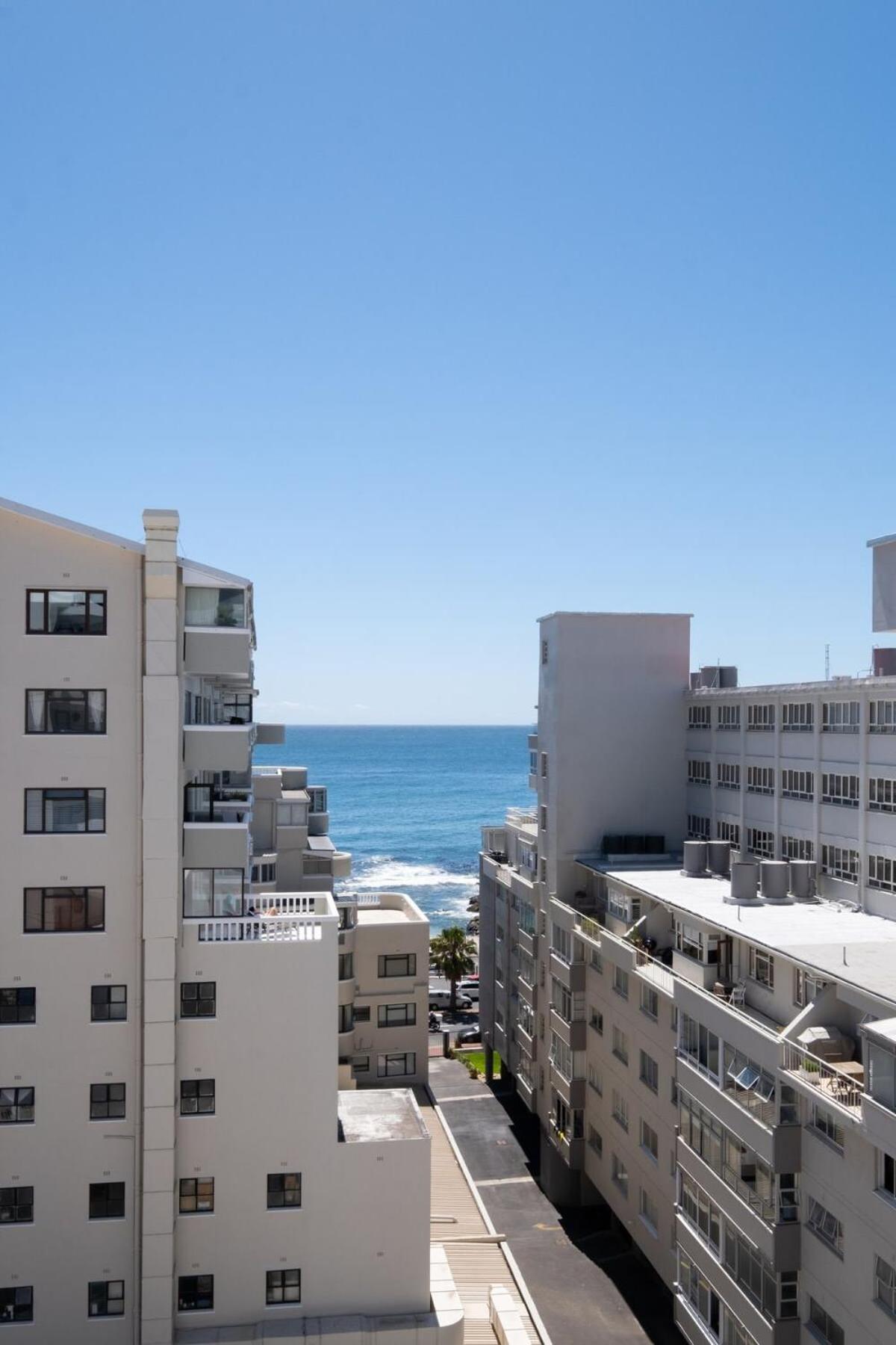 Flamingo 801 - Top Floor Sea Point Apartment With Daily Housekeeping